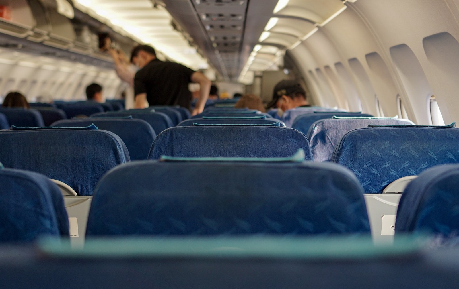 How do I talk to a live person at Qatar Airways?