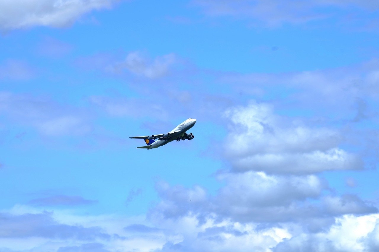 How do I speak to a live person at Eva Airways?