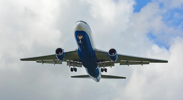 How do I speak to a live person on Expedia?
